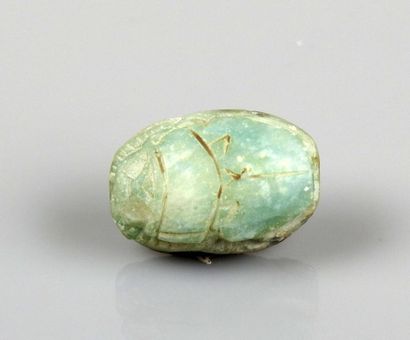 null Perle en forme de scarabée ornée de hiéroglyphes, très fin

Stéatite 2.3 cm

Egypte...