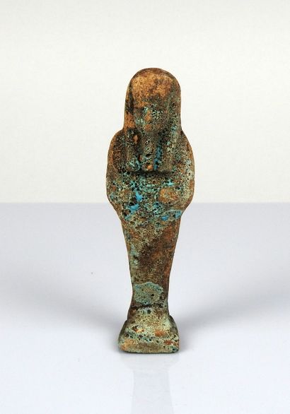 null Oushebti portant les instruments aratoires

Fritte très érodée 12.7 cm

Egypte...