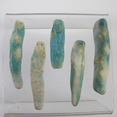 null Collection of five filiform oushebtis. Siliceous earthenware with blue glaze....