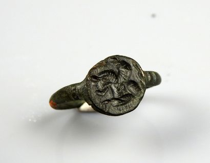 null Seal ring representing a chimeric lion animal

Bronze Finger size 57

Roman...