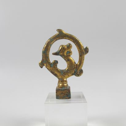 null Small square seal, the grip in the shape of a dragon folded on itself. Gilt...
