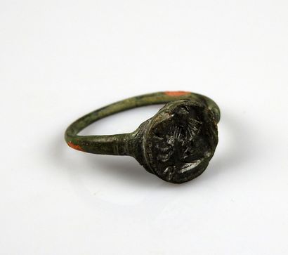 null Seal ring representing a chimeric lion animal

Bronze Finger size 57

Roman...