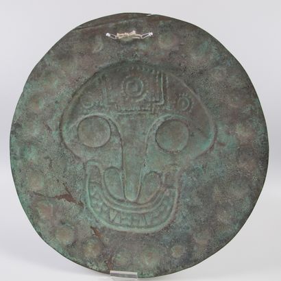 null Votive plate in embossed copper decorated with a feline deity. Diameter 29cm....