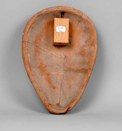 null Etruscan style mask.

Terracotta.

restorations and missing parts.

H :25cm...