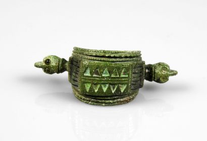 null Years old fibula ending with snake or reptile heads

Bronze 4.6 cm

Roman period...