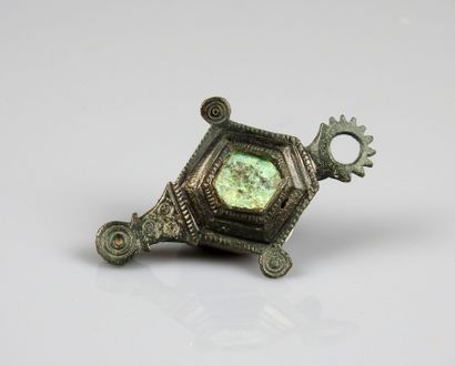 null Diamond-shaped geometrical fibula and central enamel

Bronze 4.7 cm

Roman period...
