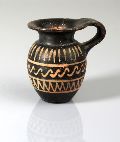 null Miniature oenochoe with geometric decoration on three rows

Terracotta 5.5 cm

Great...