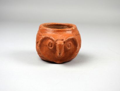 null Vase decorated with an owl head and pseudoglyphs.

Mayan style. 19cm.
