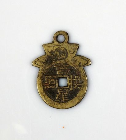 null Amulet in the shape of a sapèque

Brass 3.8 cm

China