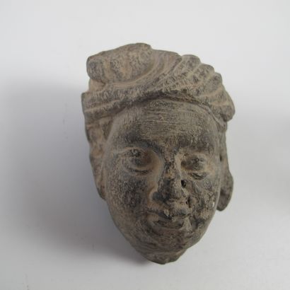 null Head of a court man in grey schist. H 7cm. Greco-Buddhist art of Gandhara. 2nd...