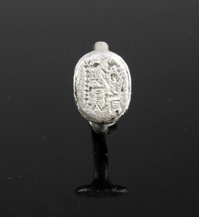  Bague sceau à décor de Zeus sur un trône, devant un élément se terminant par un...