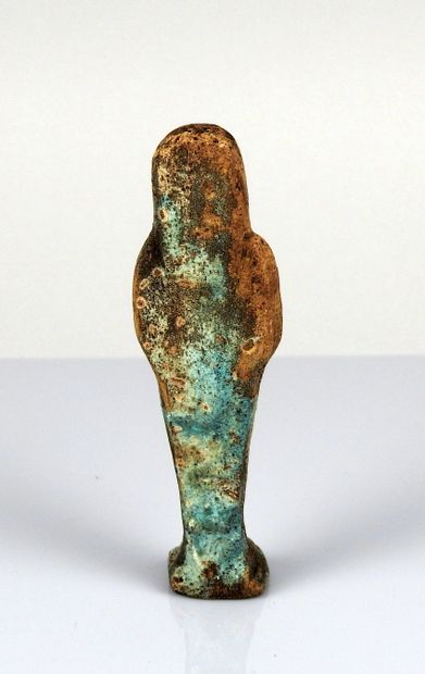 null Oushebti portant les instruments aratoires

Fritte très érodée 12.7 cm

Egypte...