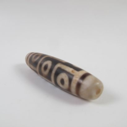 null Dzi with 9 eyes. Agate. L 59mm. Approx. 18g. Clear motifs in steps on a brown...