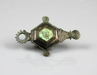 null Diamond-shaped geometrical fibula and central enamel

Bronze 4.7 cm

Roman period...