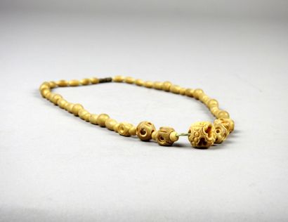 null Collier orné de perles dont en forme de boues de Canton.Os.Chine.XIX-XXès.

L...