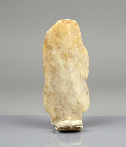 null Large statuette, hands on the belly, wearing an elongated headdress

Marble...