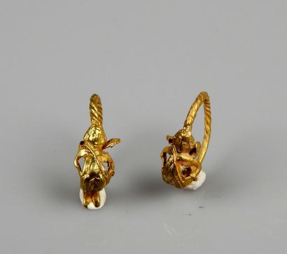 null Pair of earrings decorated with Eros surmounted by a circular element, hands...