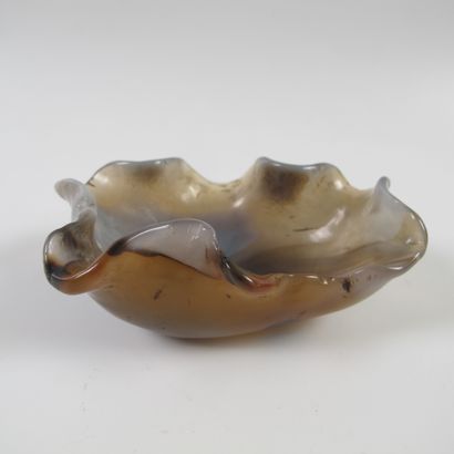 null Brush bottle in the shape of a lotus leaf. Ribboned agate. L 9.5cm. China. 19th...