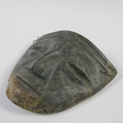 null Triangular mask in green hard stone. L 12cm. Teotihuacan style.