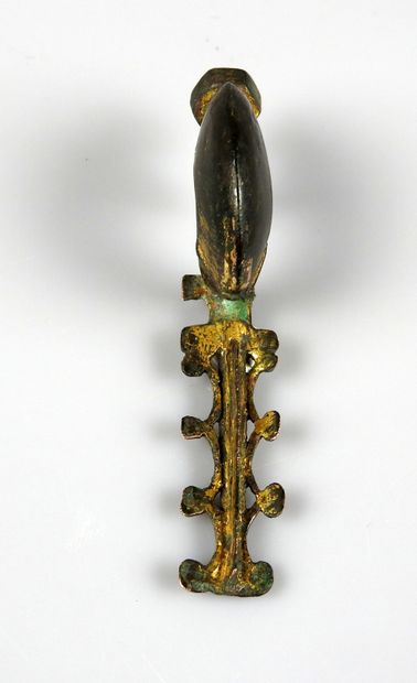 null Fibule cruciforme dorée à décor ajouré

Ancienne collection XIXème d'un notable...