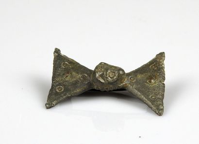 null Fibule losangique à décor de tête animale, ours

Bronze 3.7 cm

Période romaine,...