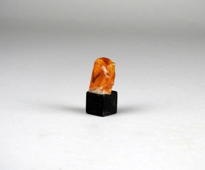 null Young copal amber, with inclusion, approx. 1 million years old. 2cm.