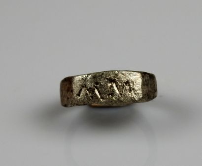 null Ring with the monogram MM

Silver Finger size 48

Roman period