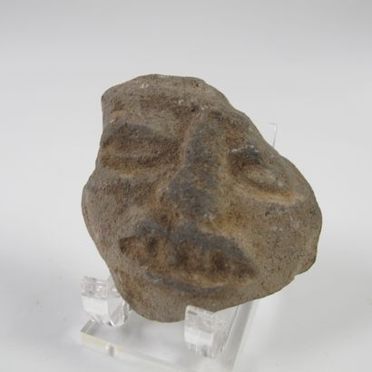 null Face in grey terracotta. L 5cm. Pre-Columbian Mesoamerica.