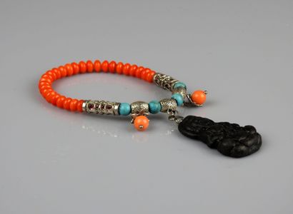 null Bracelet orné de perles fantaisie,métal et médaillon en pierre orné de la Kwan...