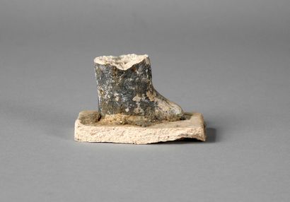 null Foot of a votive statue on a terrace.Ming period.

L :5,5cm.