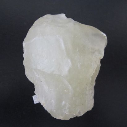 null Outil préhistorique éolisé en verre libyque translucide blanc. Lechateliérite...