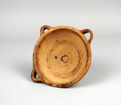 null Cup with three handles and polychrome decoration

Terracotta 15.5 cm accident...