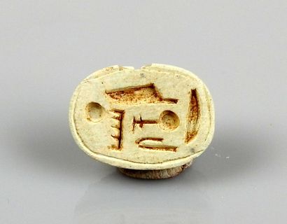 null Perle en forme de scarabée ornée de hiéroglyphes, très fin

Stéatite 1.8 cm

Egypte...