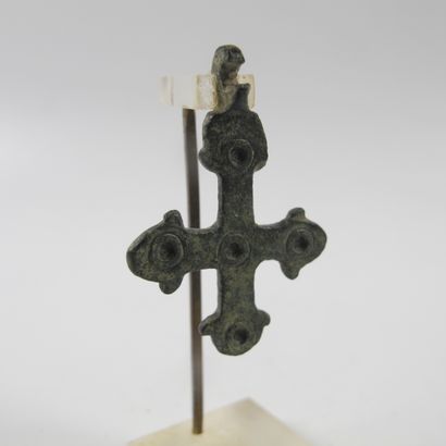 null Small bronze pilgrim cross. L3.5cm. Plinth. Byzantine art.