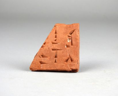 Fragment d’écriture sur argile.Style de l’Orient...