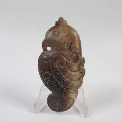 null Jade amulet with phoenix. Beige nephrite. L 7cm. China. 19th - 20th century...
