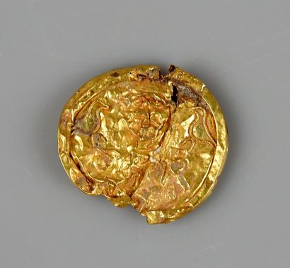 null Medallion representing a figure probably an emperor surrounded by doves

Gold...