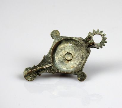 null Fibule géométrique losangique et émail central

Bronze 4.7 cm

Période romaine...