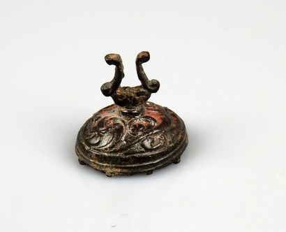 null Seal with a superb intaglio representing a boat

Bronze and glass 2 cm

Late...