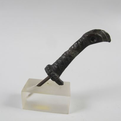 null Bronze dagger-amulet handle with vulture head. L 4cm. Plinth. Luristan. 8th...
