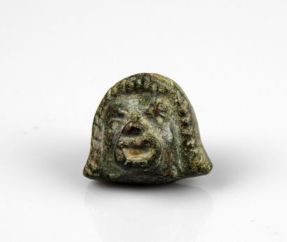null Applique représentant un personnage de théâtre

Bronze 1.6 cm

Période roma...