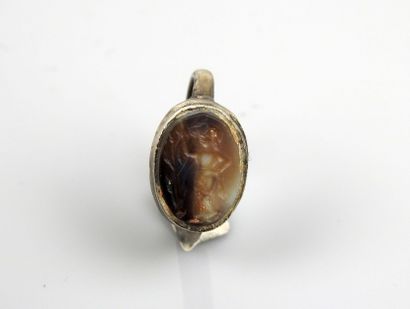 null Beautiful ring with intaglio representing a man holding a plant element

Silver...