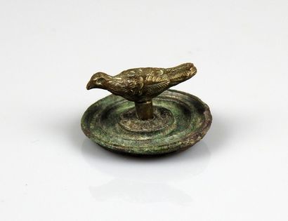 null Oil lamp cover representing a pigeon

Old collection of a notable of the province

Bronze...