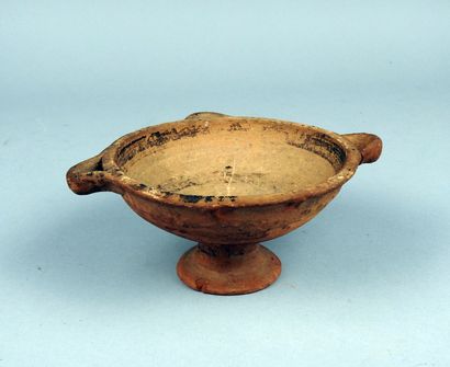 null Cup with three handles and polychrome decoration

Terracotta 15.5 cm accident...