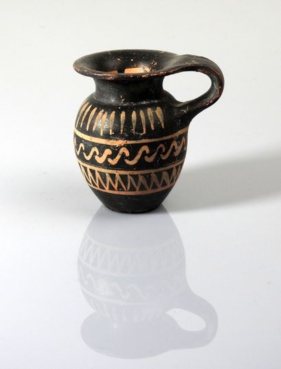 null Miniature oenochoe with geometric decoration on three rows

Terracotta 5.5 cm

Great...