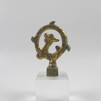 null Small square seal, the grip in the shape of a dragon folded on itself. Gilt...