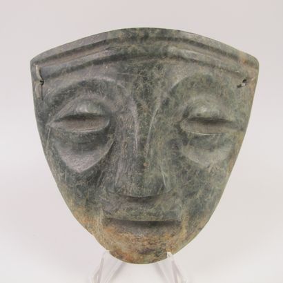 null Masque triangulaire en pierre dure verte. L 12cm. Style Teotihuacan.