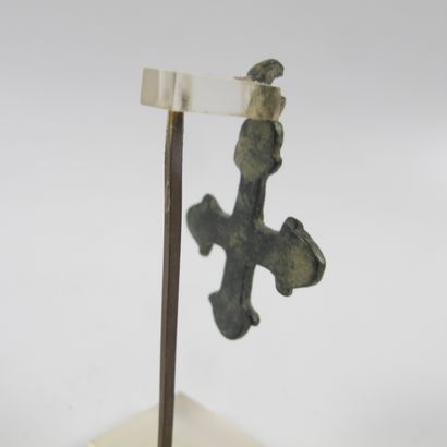 null Petite croix de pèlerin en bronze. L3.5cm. Soclée. Art Byzantin.