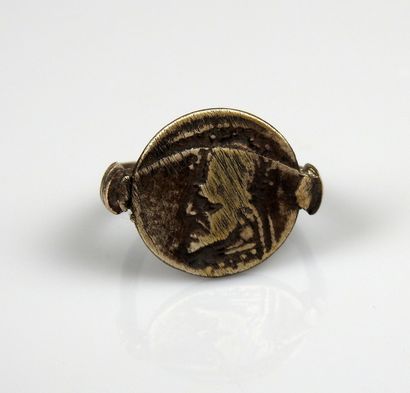 null Ring decorated with a profile of a Sassanid king

Finger size 52

Modern wo...