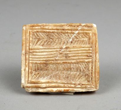 null Plate with geometric chevron decoration

Former collection Madeleine Nassif

Alabaster...